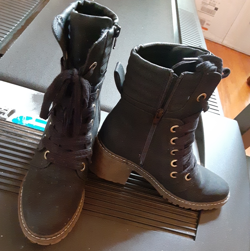 Roxy Black Suede Boots